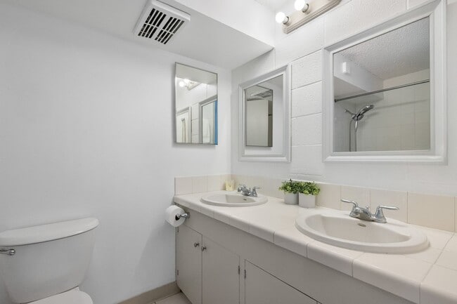 Building Photo - *** Newly Upgraded 3 bedroom / 1 bath Great Location/Amazing Price!!Must see!!Don't Miss Out (Uni...