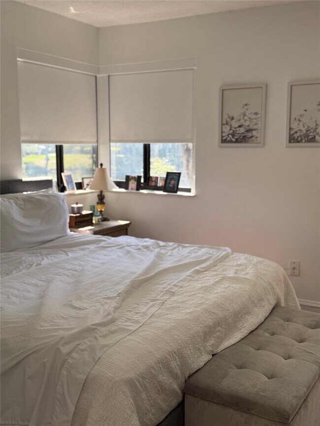 Building Photo - 8014 NW 15th Manor