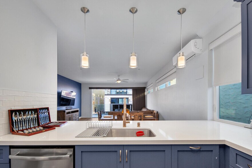 Building Photo - 721 Island Ct