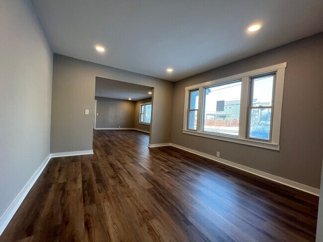 Building Photo - Remodeled Single Level 3 Bed, 2 Bath Home w/ 1 Car Garage