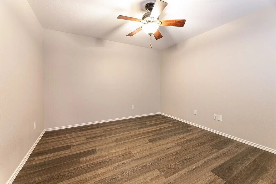 Building Photo - 9829 Fleetwood Dr