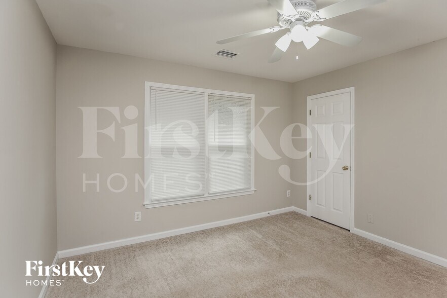 Building Photo - 3215 Maple Terrace Dr