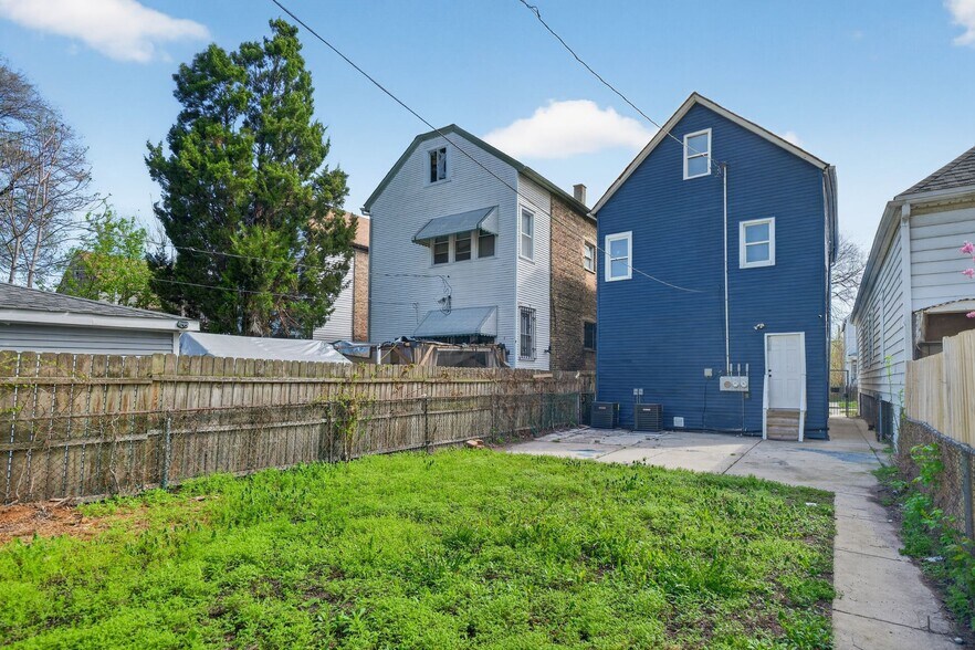 Building Photo - 8428 S Escanaba Ave