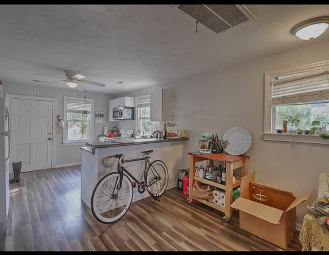 Building Photo - 3 Bedroom 1 Bath Apartment - Downtown Char...