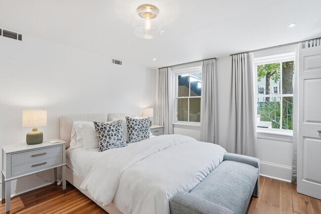 Primary Photo - 705 Barnard St