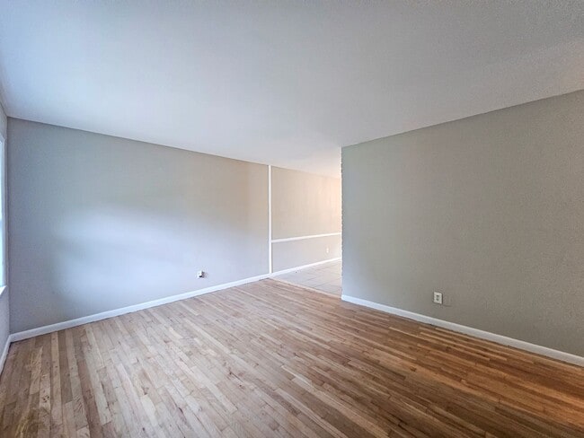 Building Photo - Spacious 4 Bedroom Home Near University Av...