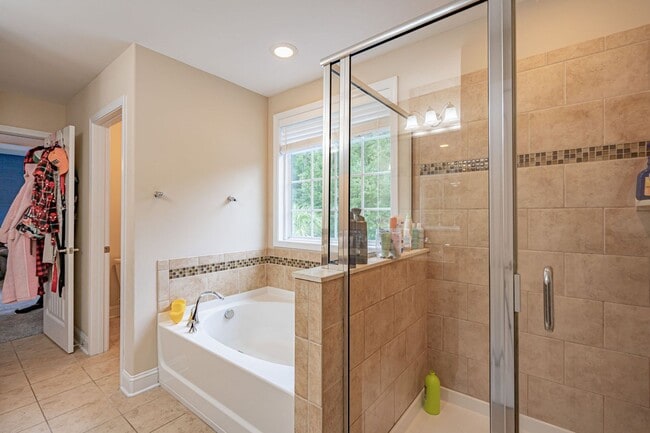 Building Photo - Forest Lakes Pooler