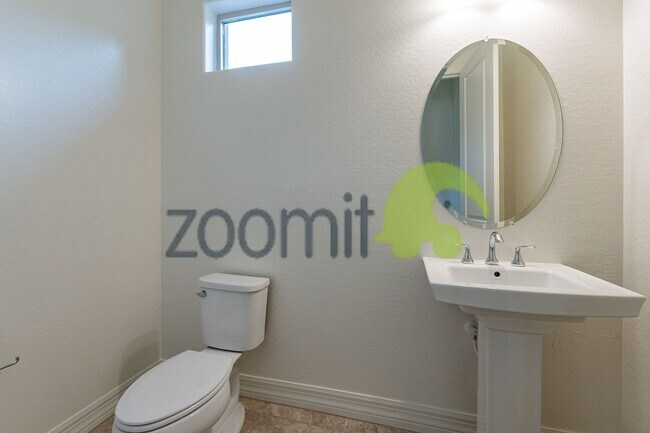 Building Photo - Beautiful Views!