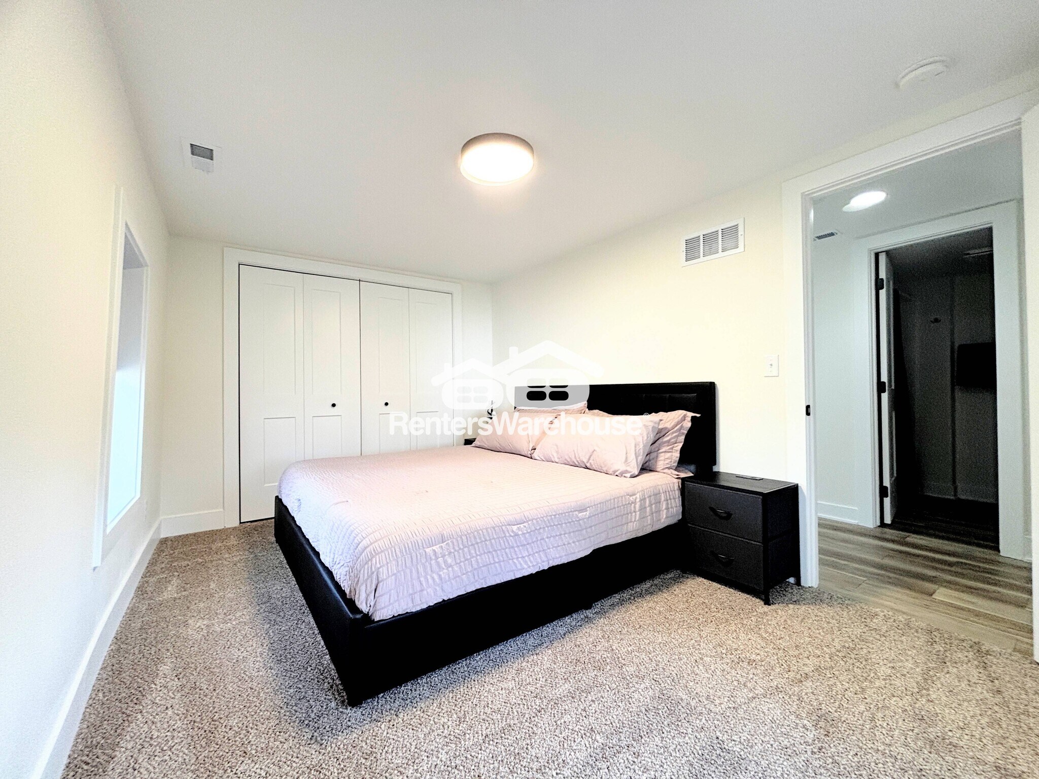 Building Photo - 4076 Indianola Ave