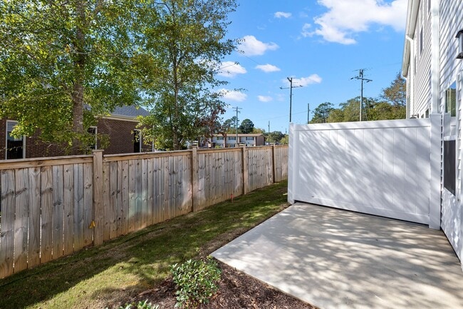 Building Photo - 130 Paramount Dr