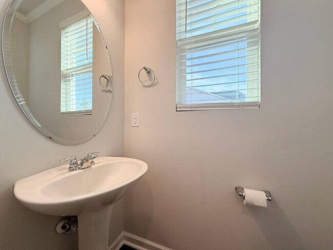 Building Photo - 400 Hazy Hls Ln