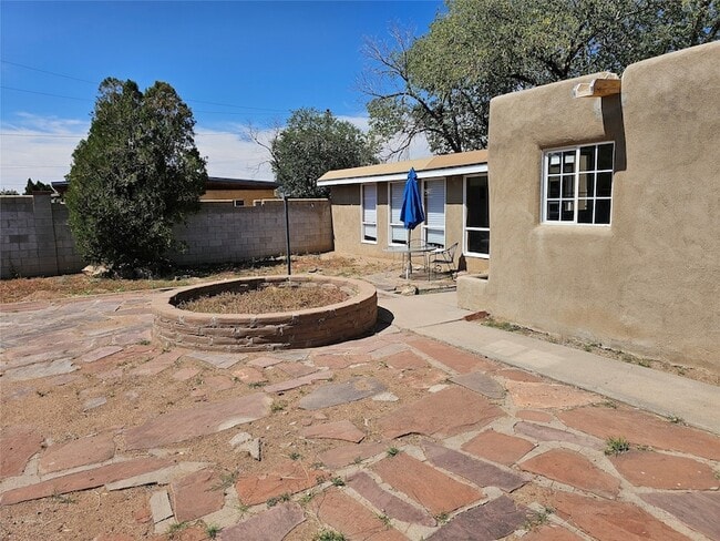 Building Photo - 1203 Agua Fria St