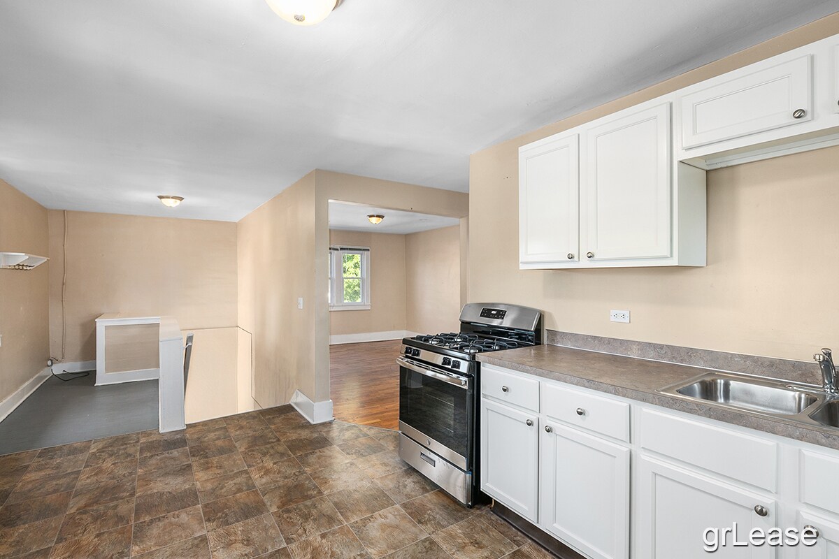 Building Photo - 618 Veto St NW