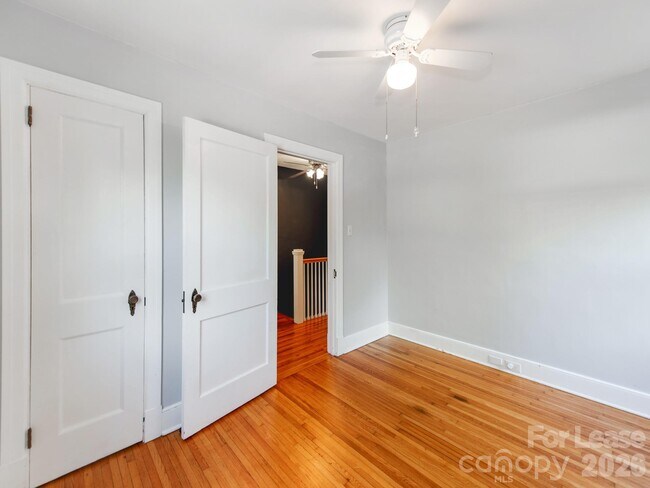 Building Photo - 1209 Oakwood Ave