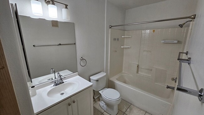 Building Photo - Cute Condo close to the Strip!!!