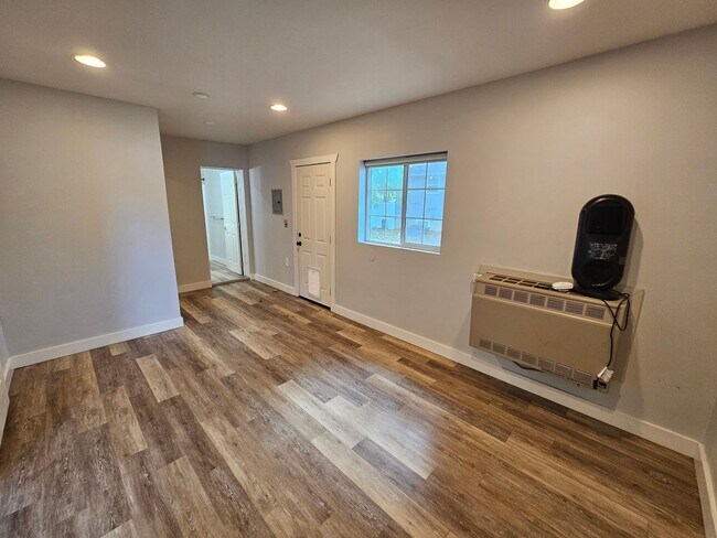 Building Photo - Beautiful Home + Mother-in-Law Suite