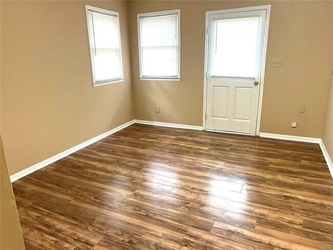 Building Photo - 8114 Woodlake Dr