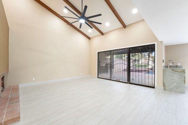 Building Photo - 968 Pinehurst Dr