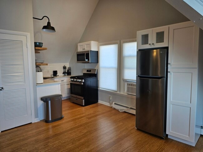 Building Photo - 62 Cosey Beach Ave