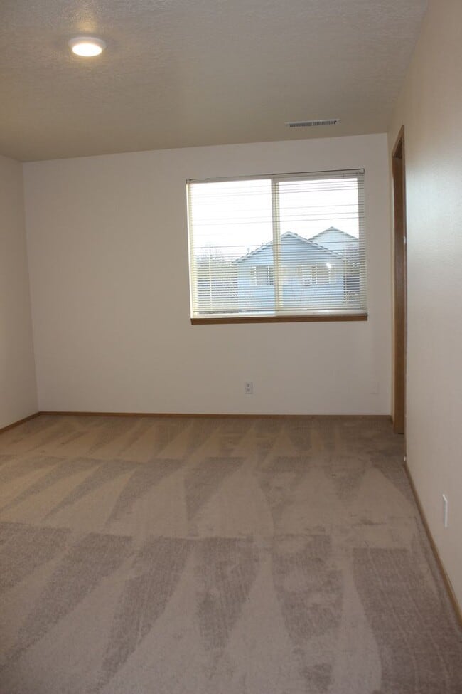 Building Photo - Three bedroom townhouse