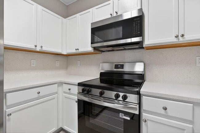 Building Photo - 160 Village Blvd