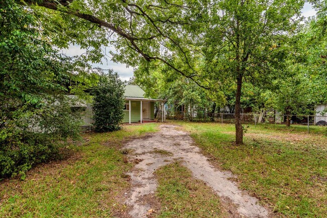 Building Photo - $1450- 4 bed/2 bath single-family home for...