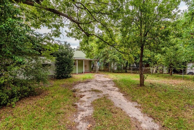 Building Photo - 4 bed/2 bath single-family home for lease ...