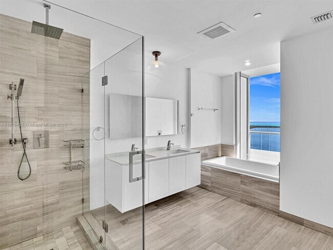 Building Photo - 1300 Brickell Bay Dr