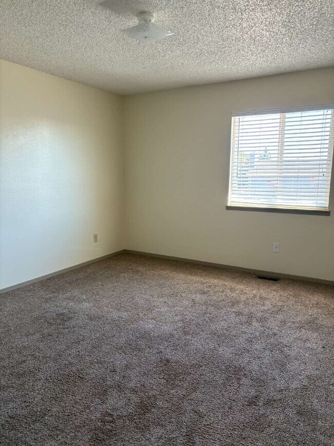 Building Photo - 2 bedroom townhouse - Mineola