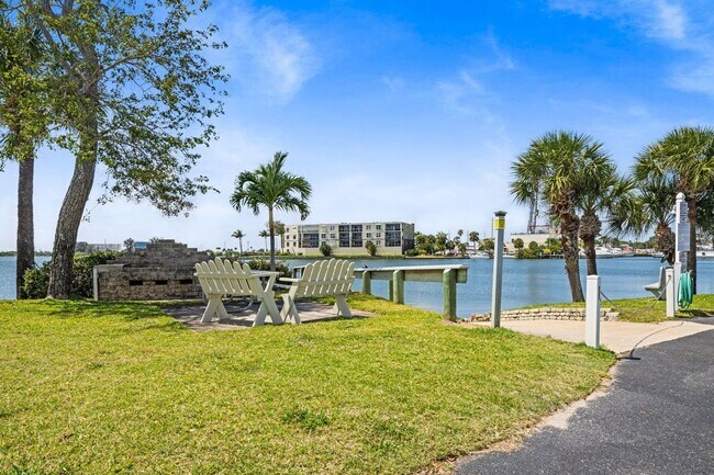 Building Photo - Come enjoy the best of Cocoa Beach!