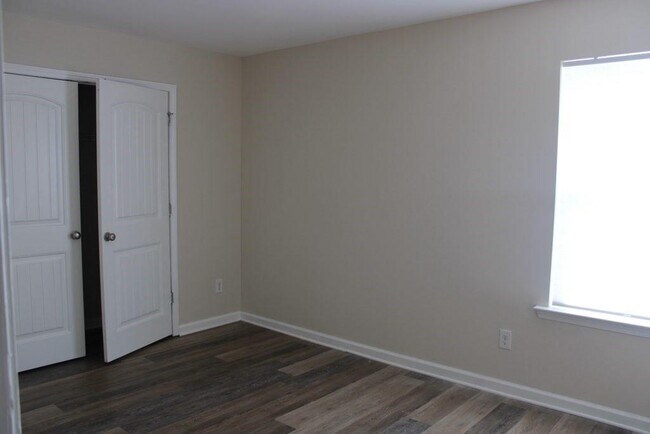 Building Photo - 119 Roswell Dr W