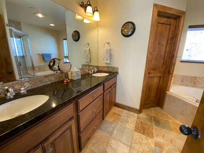 Building Photo - Cedar Ridge Townhome  **Mid-April thru November Rental**