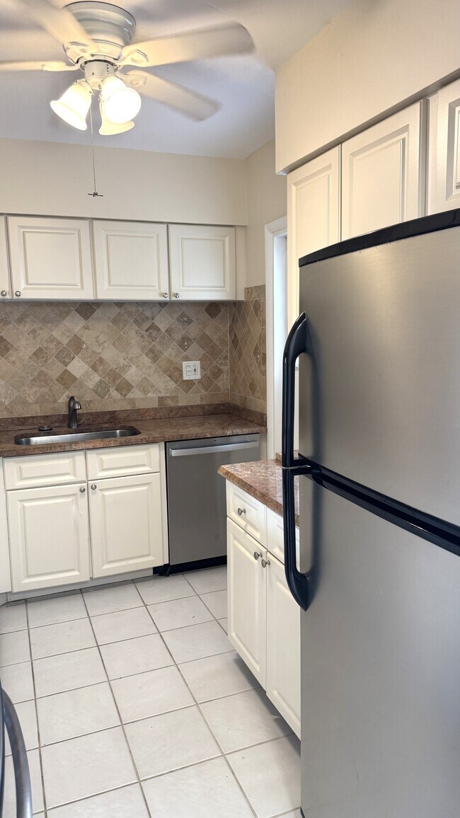 Building Photo - 2760 Banyan Rd