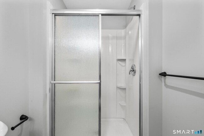 Building Photo - 548 Ferry St