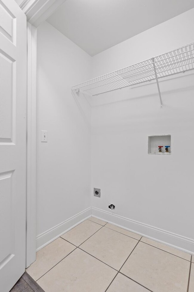 Building Photo - 3-bedroom 2-bathroom townhome now availabl...
