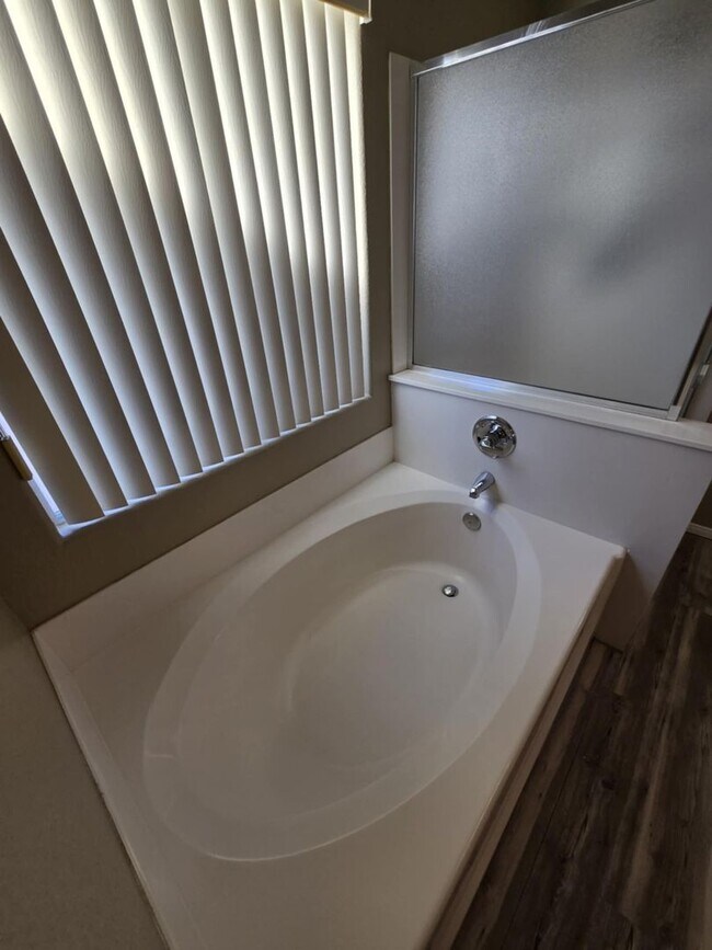 Building Photo - Great open floorplan with 3 bedrooms + Loft