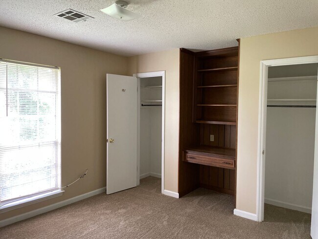 Building Photo - 242 Adler Dr