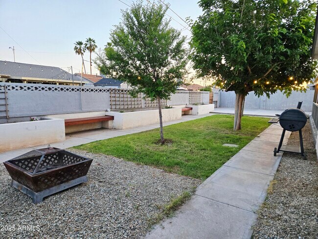 Building Photo - 3039 W Bloomfield Rd