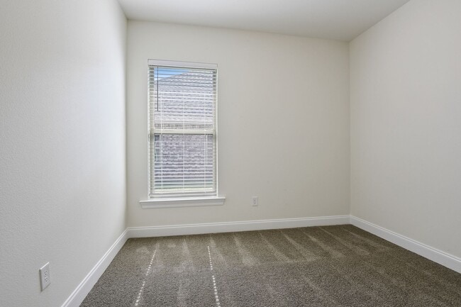 Building Photo - Must see single story 4 bed/3 full bath floor plan in sought after Fairview Gardens!