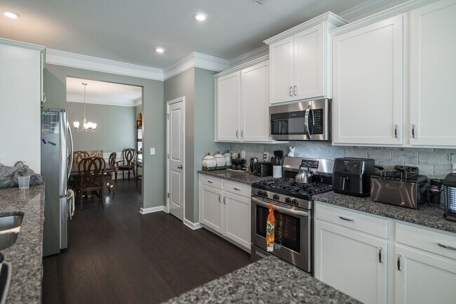 Building Photo - 1420 Day Dr