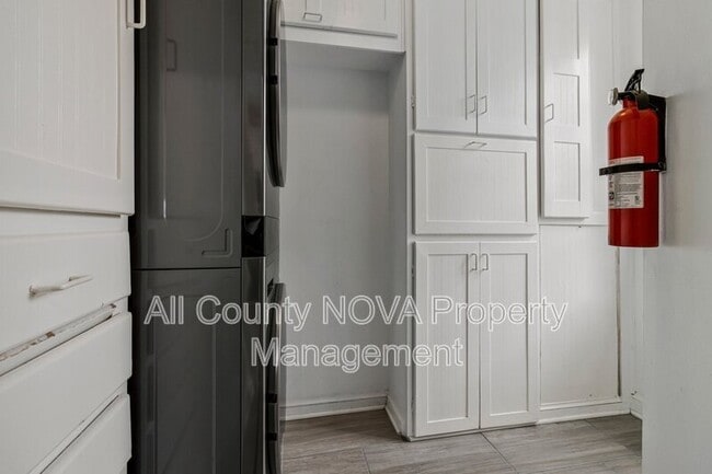 Building Photo - 123 E St SE