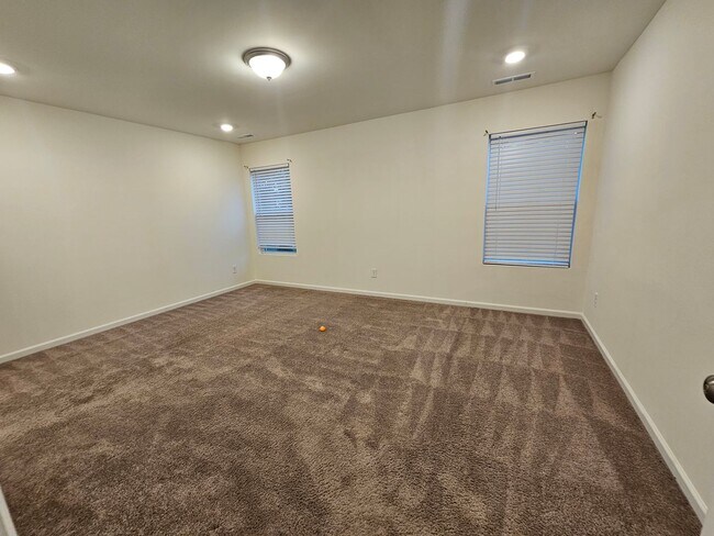 Building Photo - BeautifulTownhome in North Charlotte