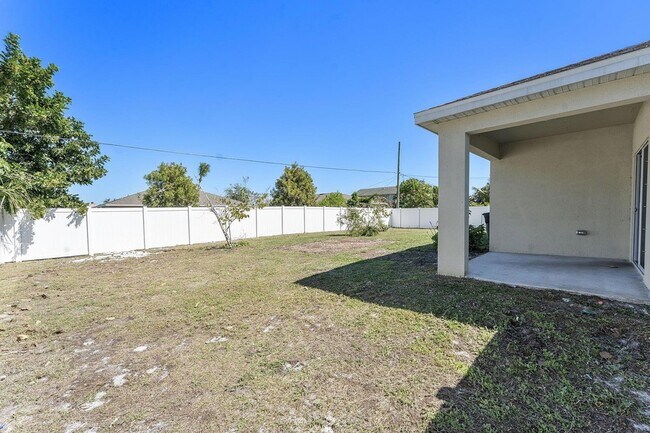 Building Photo - 357 SE Oakridge Dr