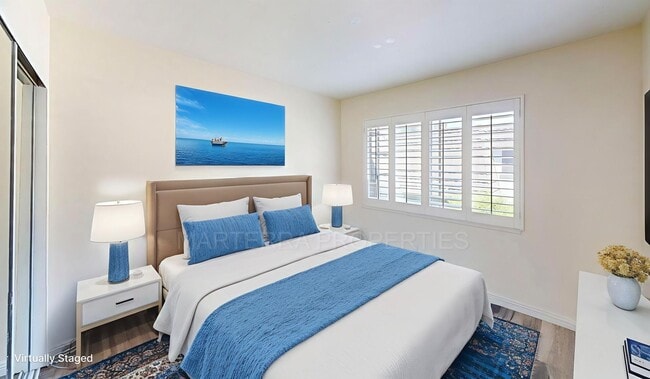 Building Photo - Beautiful Townhome, with AC, in Costa Mesa