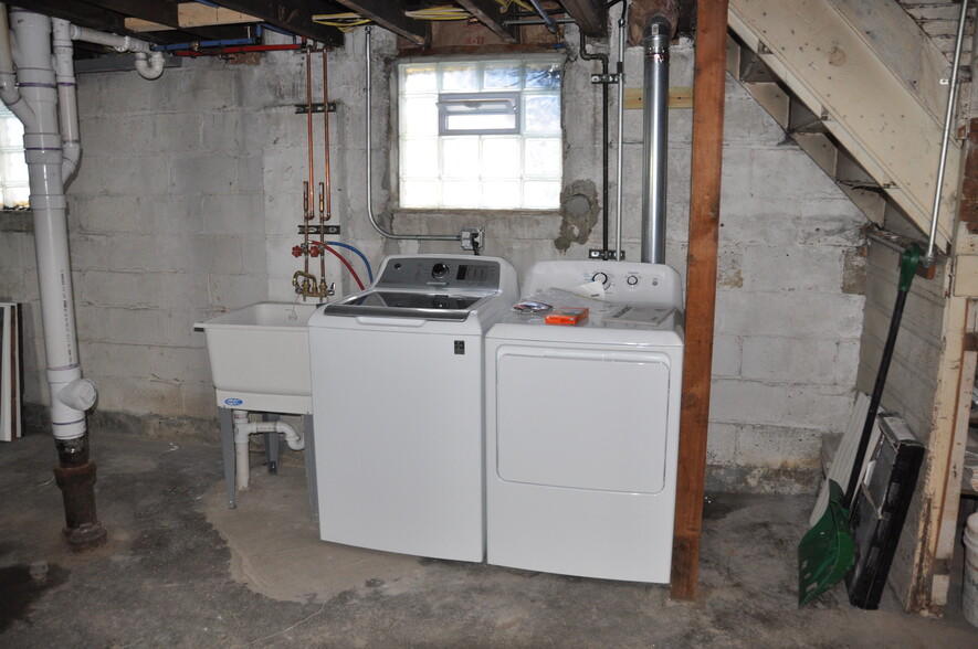 Basement - laundry facilities - 526 Academy St