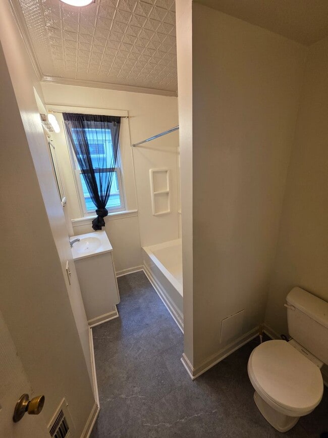 Building Photo - South Wedge Large 2 Bedroom Half House 1st Fl Floor Avail Now