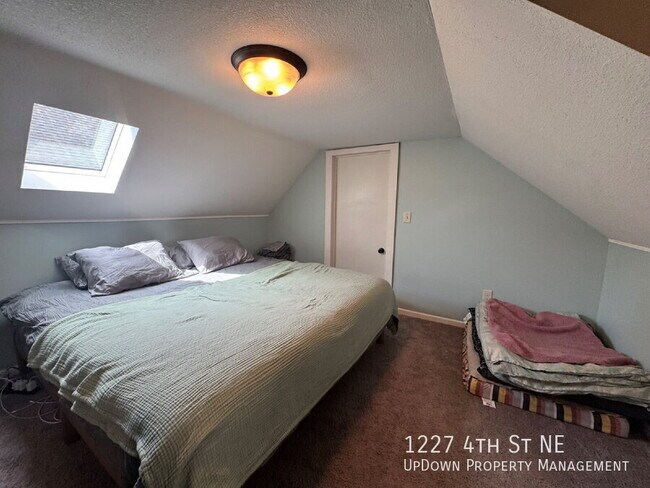 Building Photo - 1227 4th St NE