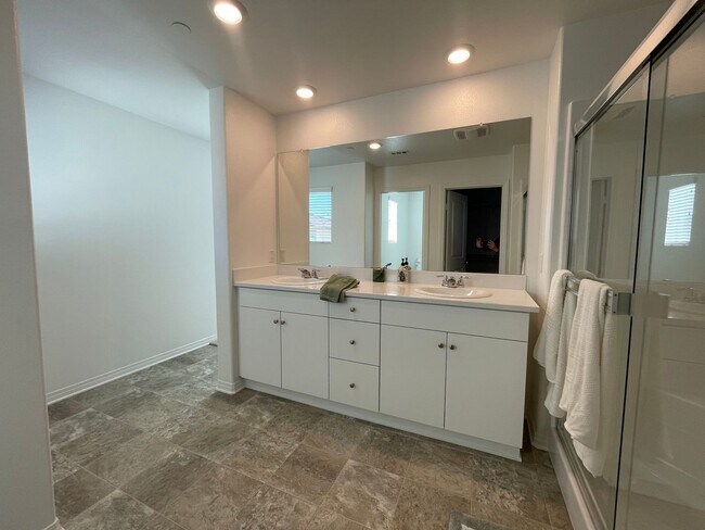 Building Photo - Beautiful Three Bedroom Two and a Half Bathroom Home in Murrieta!