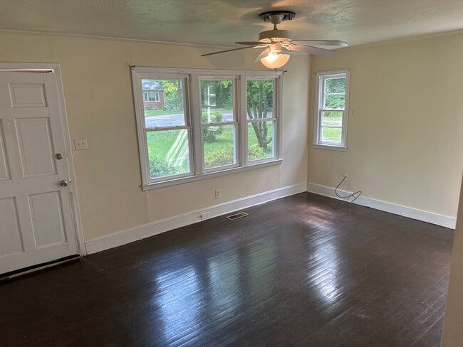 Building Photo - Charming 3 bedroom, 1 bathroom home availa...