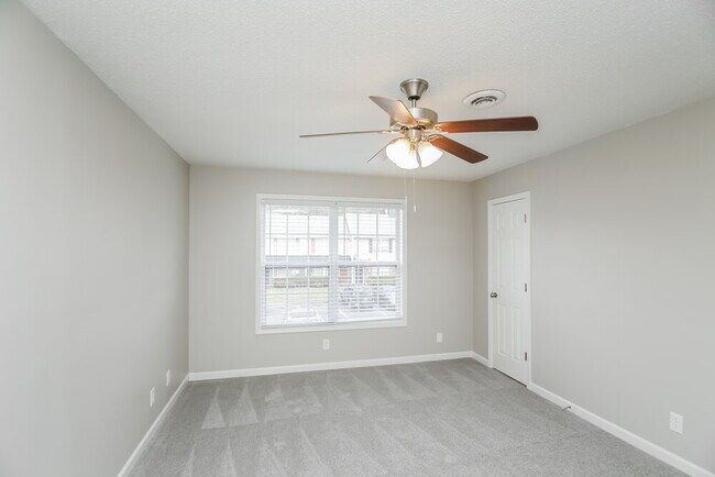 Building Photo - 409 W I Pky